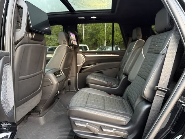 Used 2025 Cadillac Escalade Sport Platinum w/ LPO, ONYX Package AWD/4WD image 13