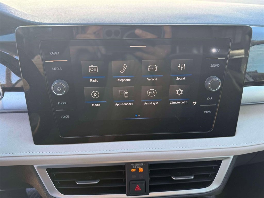 Used 2025 Volkswagen Taos SE w/ Panoramic Sunroof Package image 19