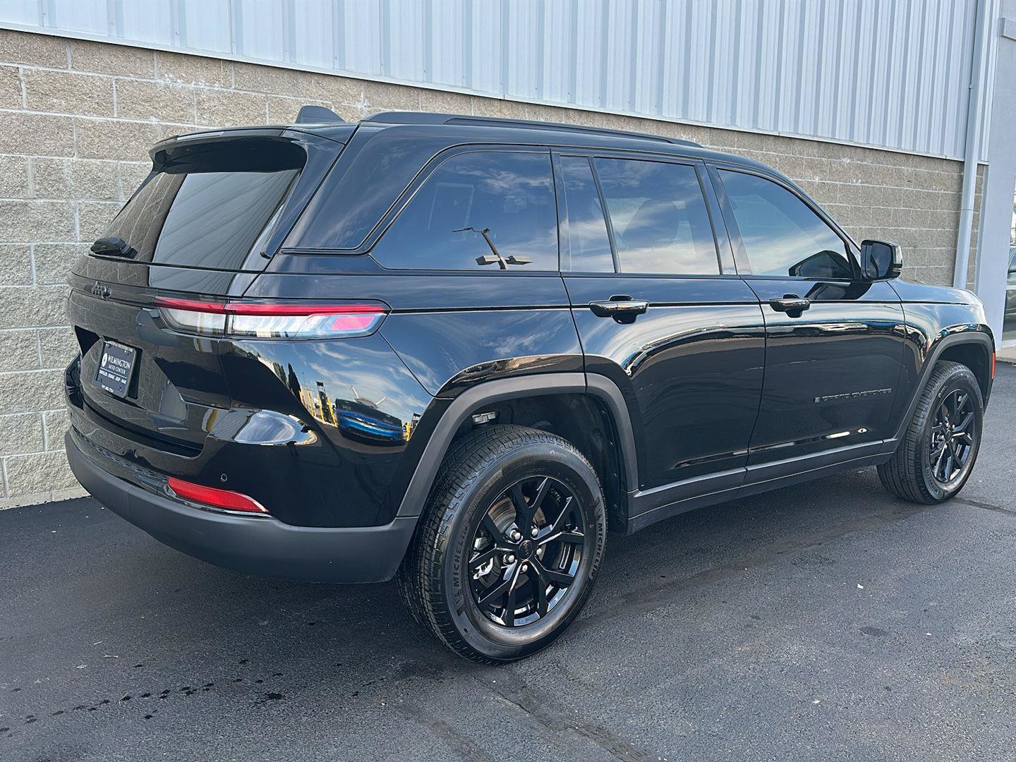 Used 2025 Jeep Grand Cherokee Altitude AWD/4WD image 3