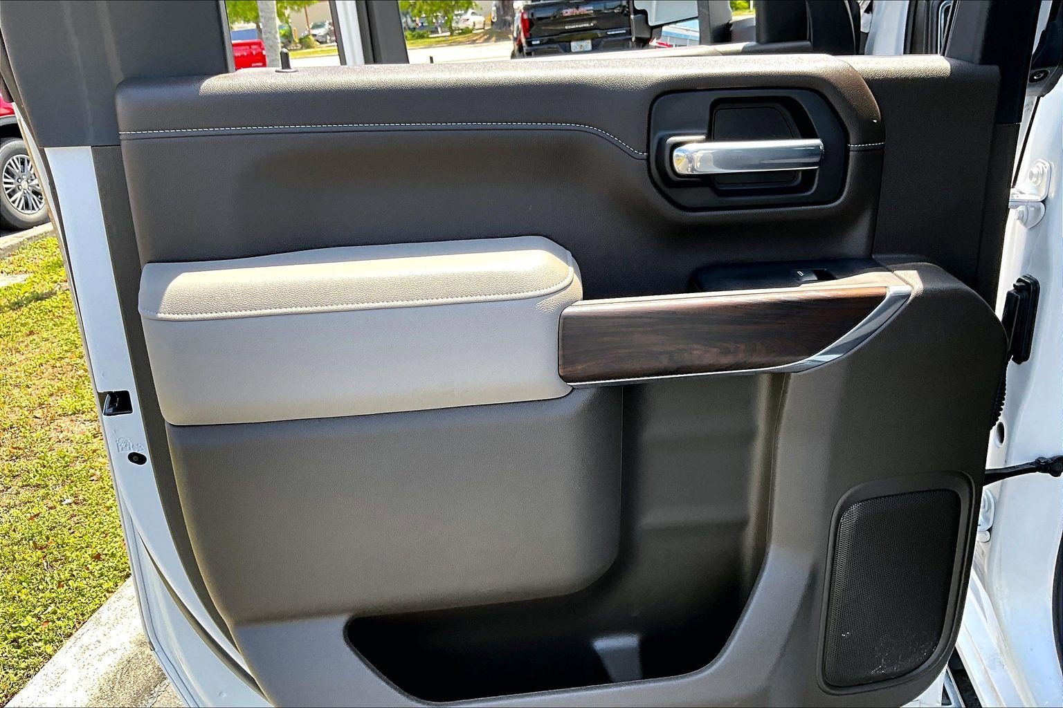 Used 2022 GMC Sierra 2500 SLT w/ SLT Premium Package AWD/4WD image 13
