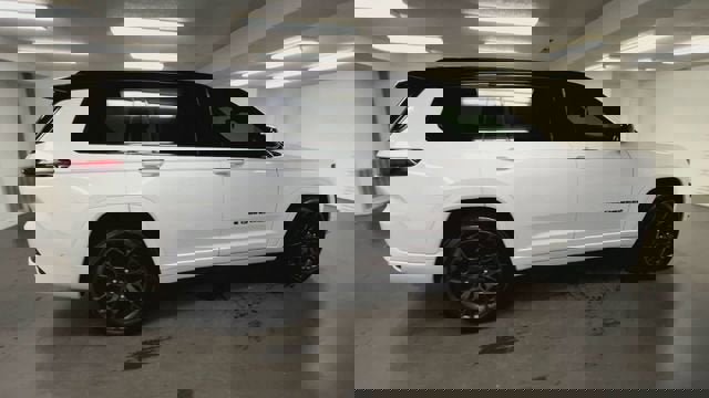 Used 2023 Jeep Grand Cherokee L Summit AWD/4WD image 9