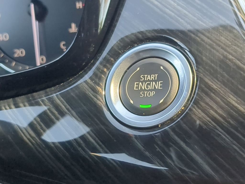 Used 2025 Cadillac XT6 Premium Luxury image 17