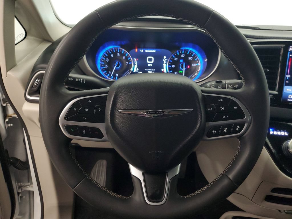 Used 2023 Chrysler Pacifica Touring-L FWD image 9