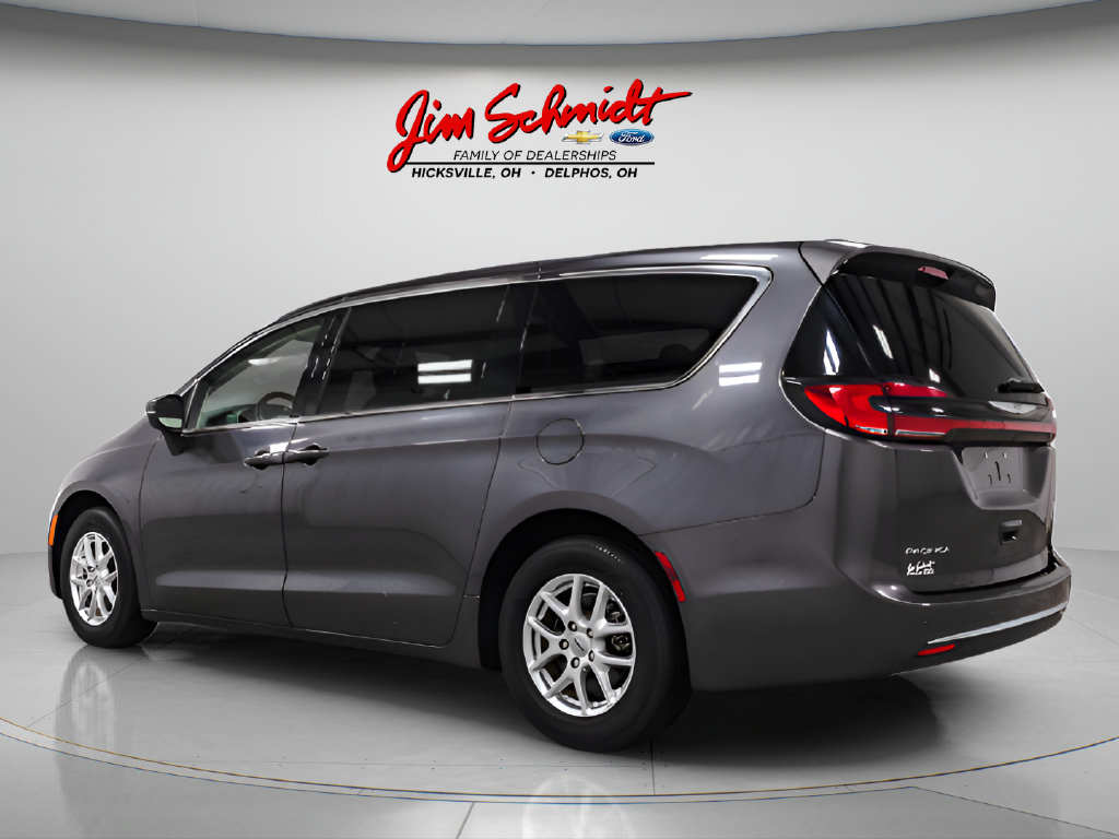 Used 2023 Chrysler Pacifica Touring-L FWD image 4