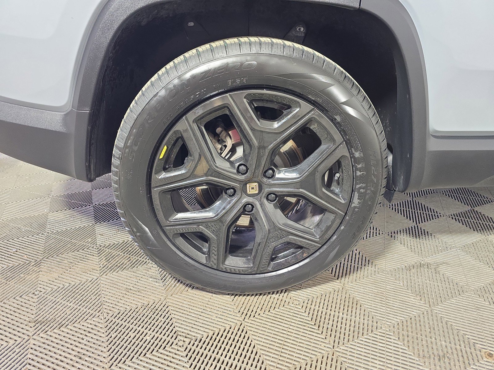 Used 2024 Rivian R1S Adventure image 12