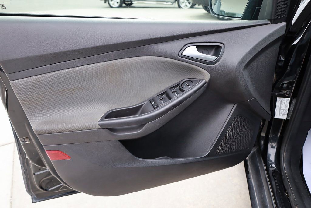 Used 2014 Ford Focus SE w/ SE Winter Package image 10