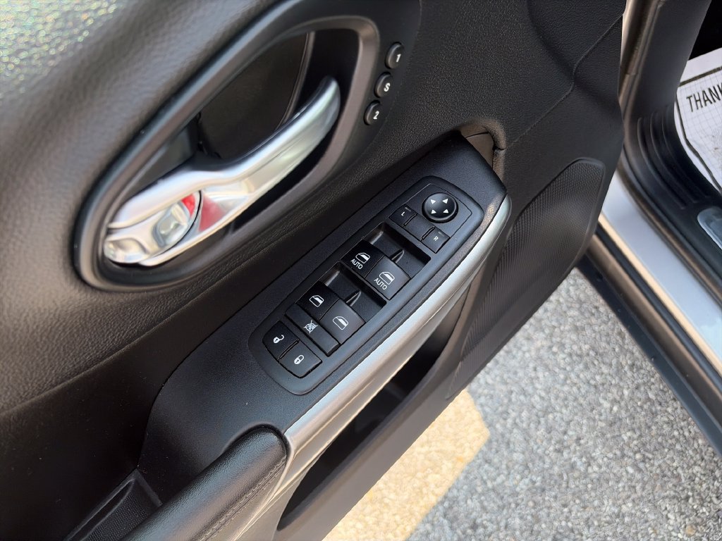 Used 2019 Jeep Cherokee Limited w/ Trailer Tow Group AWD/4WD image 12