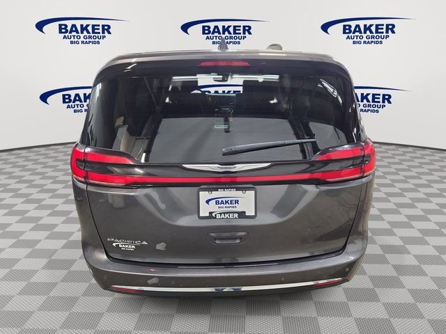 Used 2023 Chrysler Pacifica Touring-L image 6