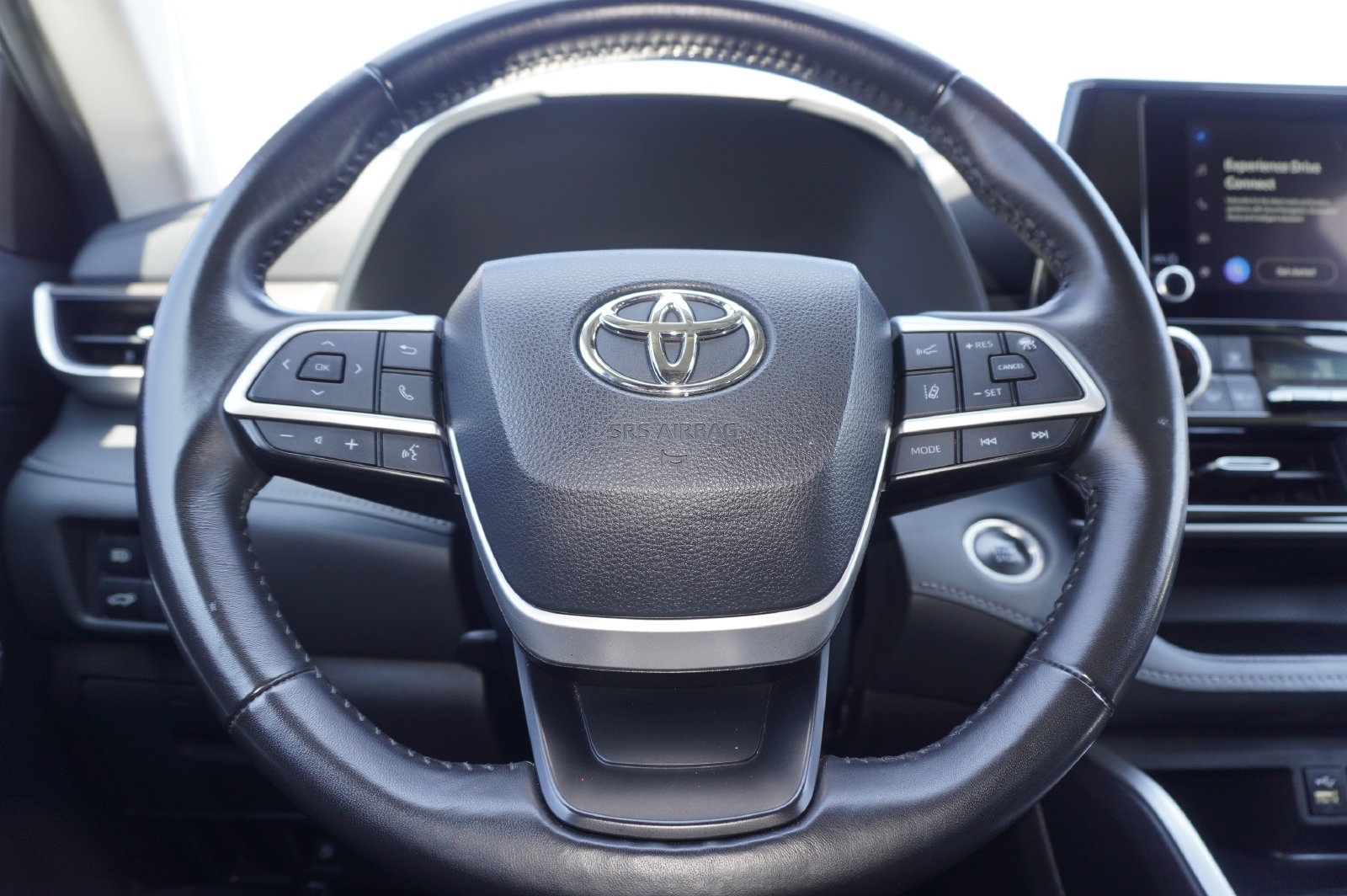 Used 2024 Toyota Highlander LE AWD/4WD image 23