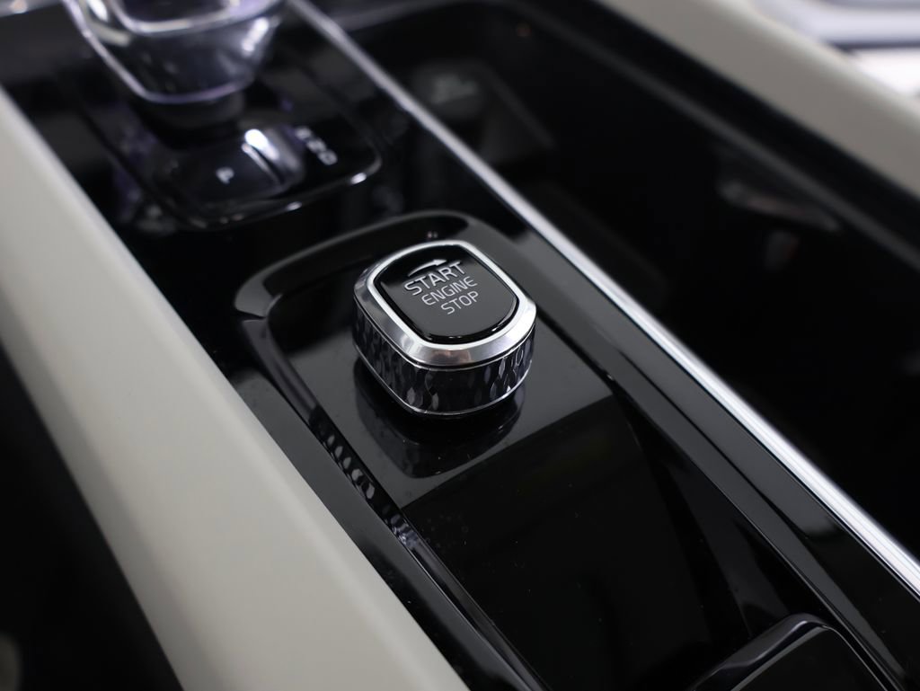 Used 2025 Volvo XC60 B5 Ultra w/ Protection Package Premier image 17