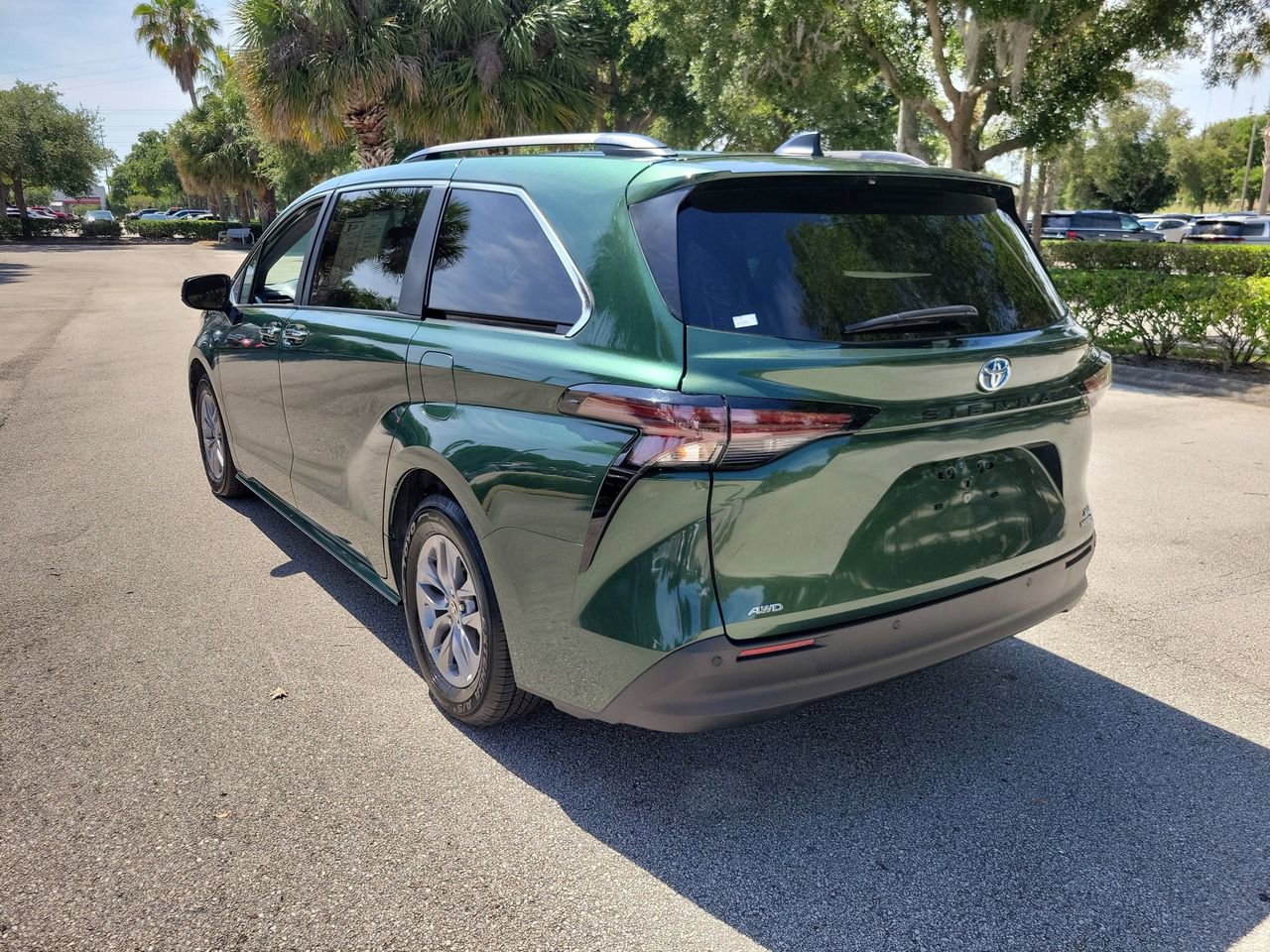 Used 2024 Toyota Sienna XLE AWD/4WD image 4