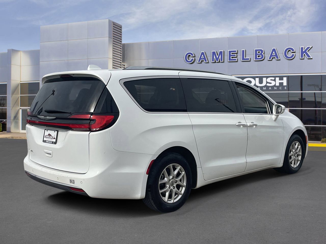 Used 2021 Chrysler Pacifica Touring-L image 6