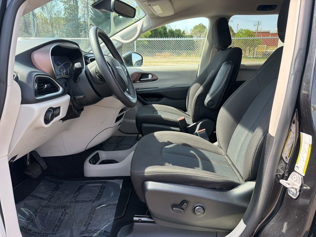 Used 2023 Chrysler Voyager LX image 16