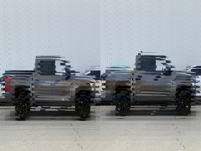 Used 2022 Toyota Tundra SR5 w/ SR5 Convenience Package image 4