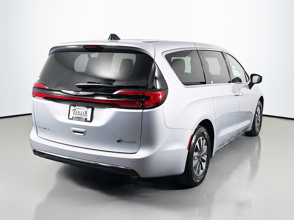 Used 2023 Chrysler Pacifica Touring-L FWD image 7