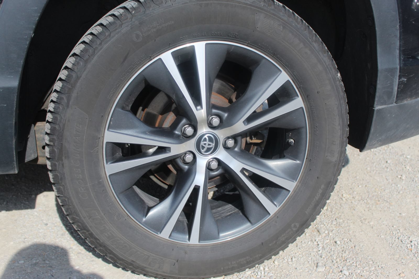 Used 2017 Toyota Highlander LE w/ Carpet Mat Package FWD image 9