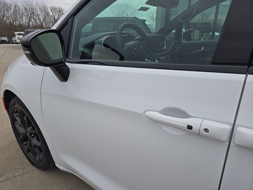 New 2026 Chrysler Pacifica Select w/ S Appearance Package FWD image 26