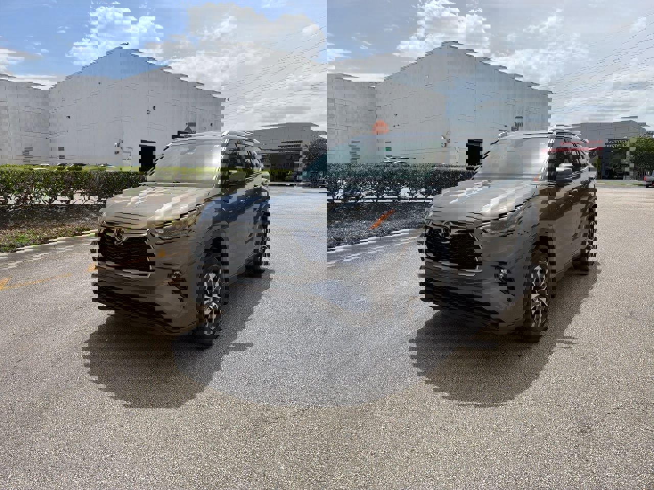 Used 2023 Toyota Highlander XLE FWD image 1