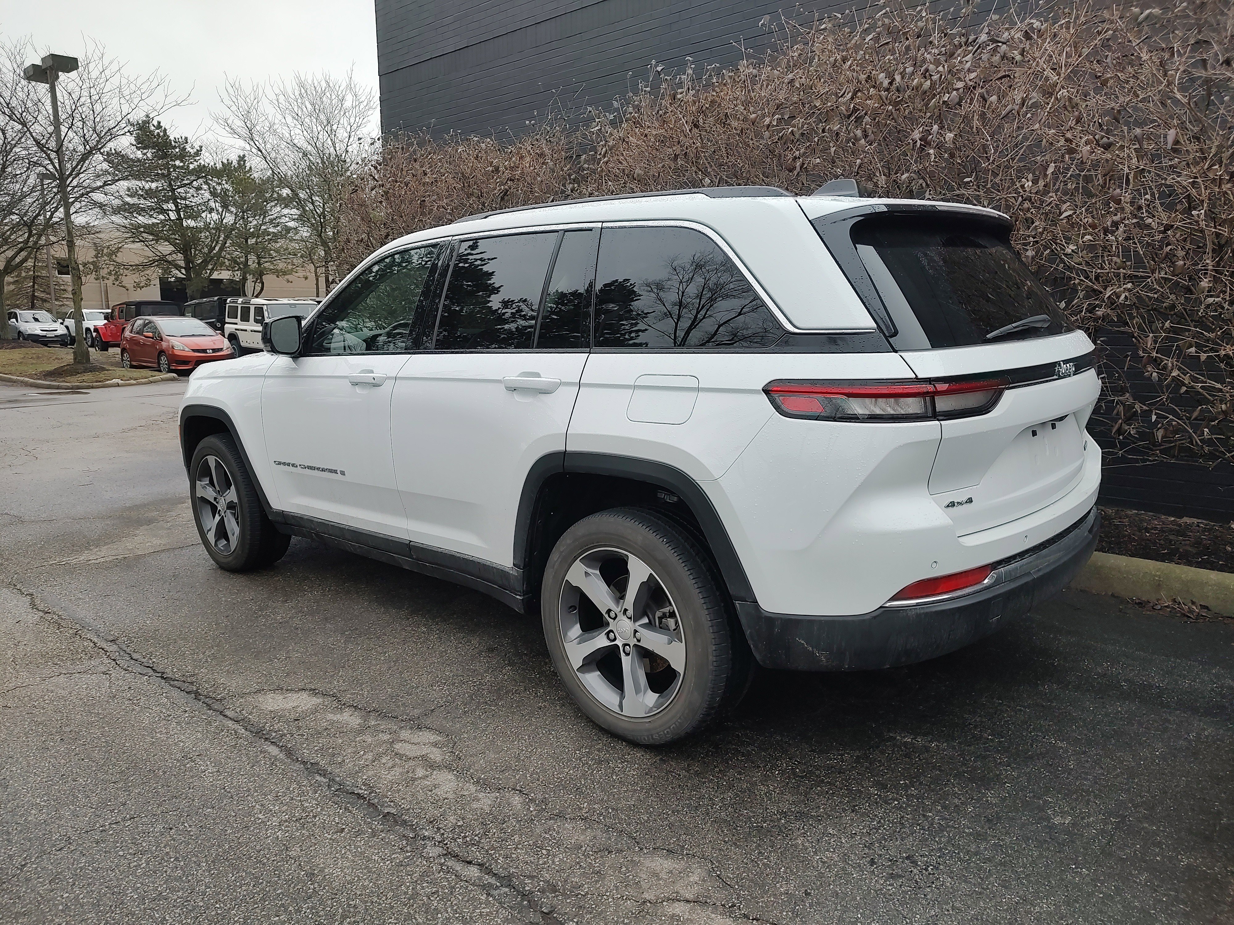 Used 2023 Jeep Grand Cherokee Limited image 2