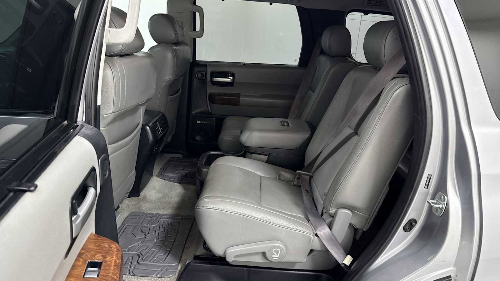 Used 2010 Toyota Sequoia Platinum image 24