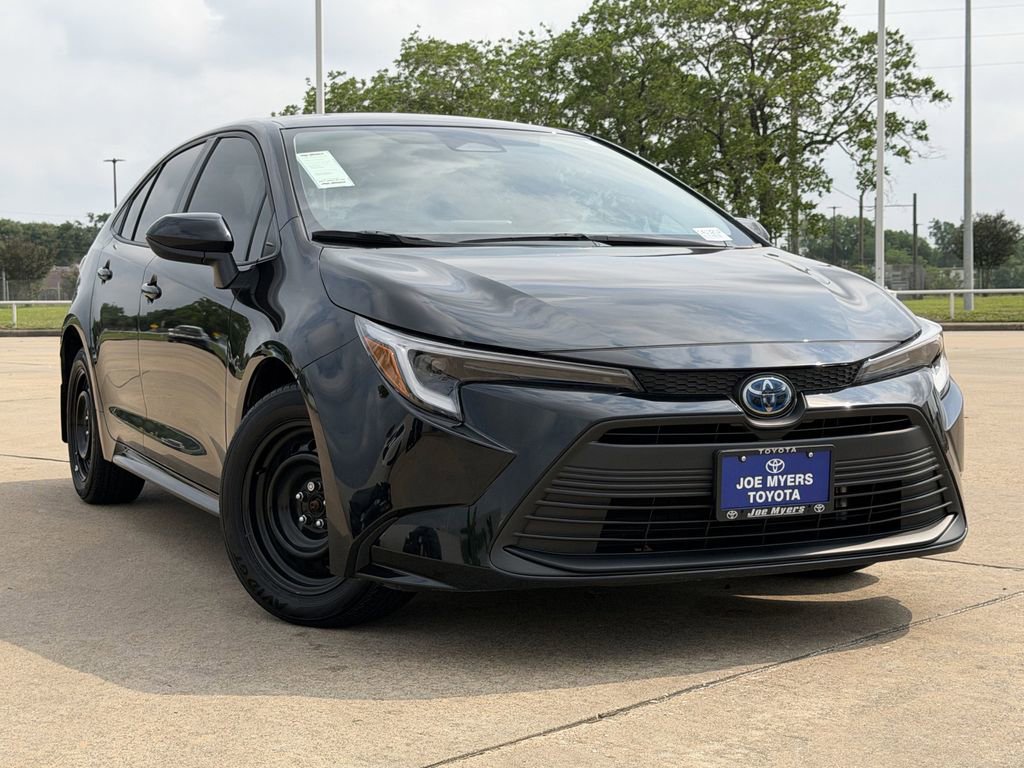 Used 2025 Toyota Corolla LE FWD image 2