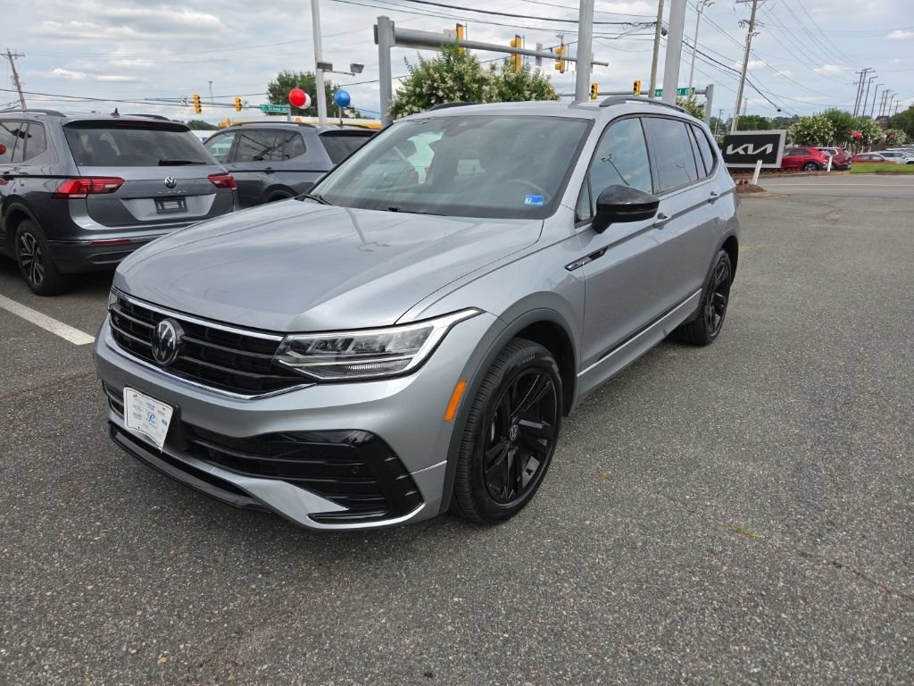Certified 2024 Volkswagen Tiguan SE R-Line FWD image 2