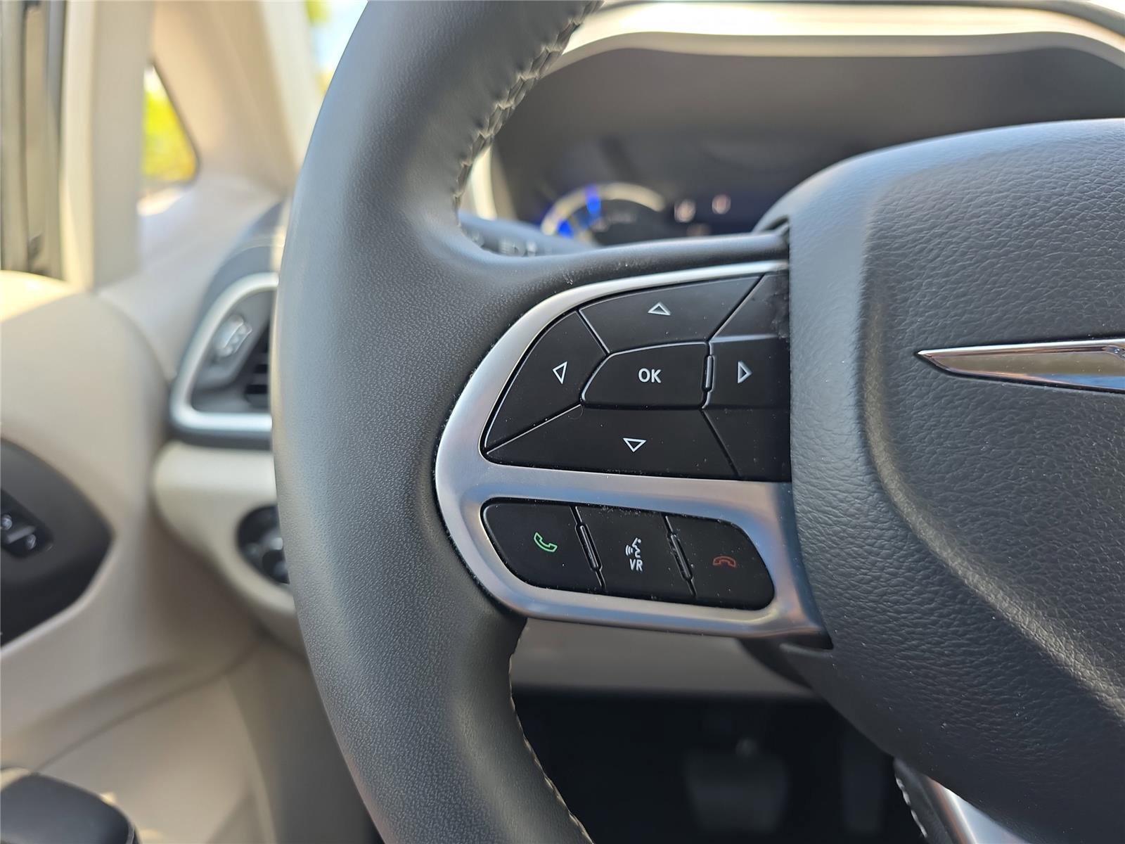 Used 2024 Chrysler Pacifica Select image 27