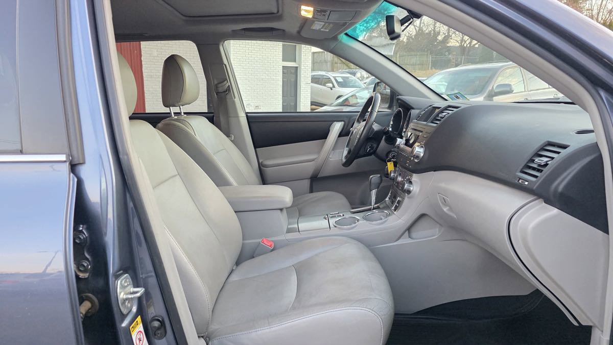 Used 2012 Toyota Highlander SE w/ Tow Pkg image 10