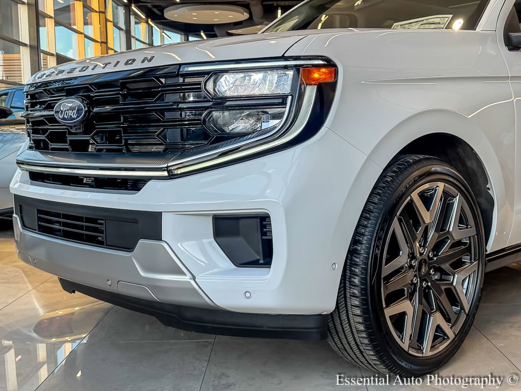 Used 2025 Ford Expedition Platinum w/ Platinum Ultimate Package AWD/4WD image 4