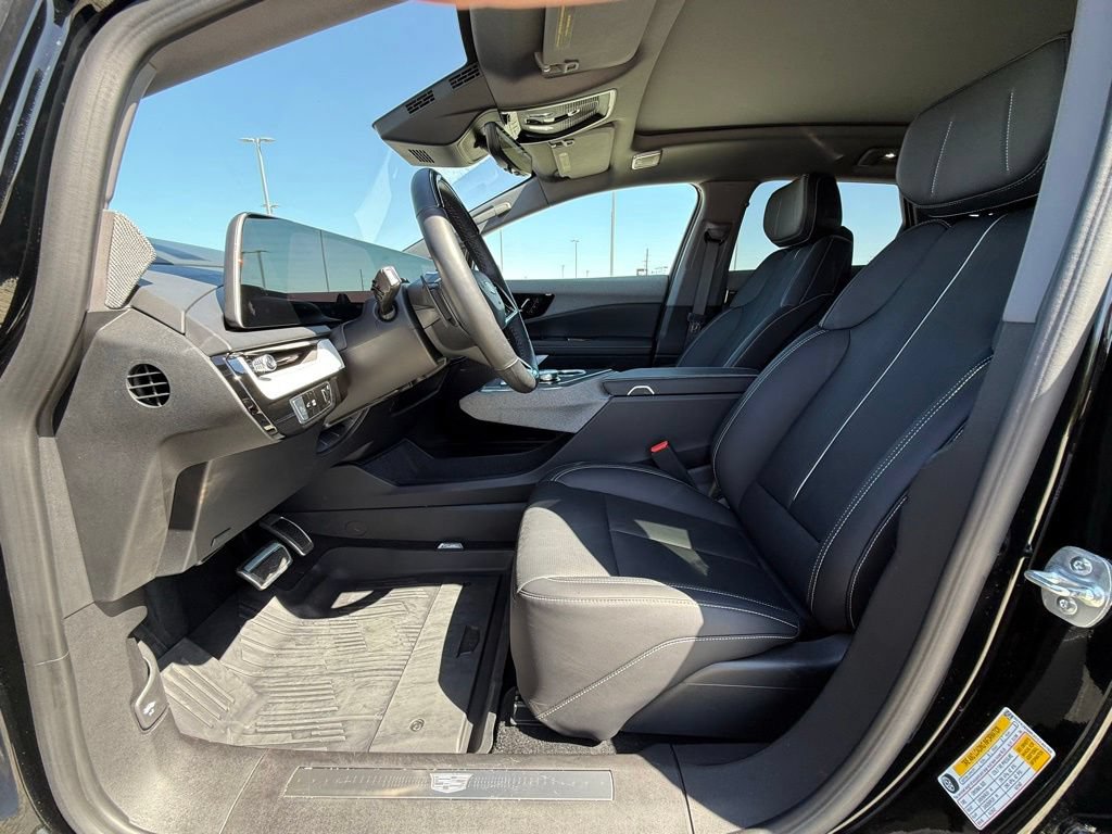 Certified 2025 Cadillac Optiq Luxury 2 w/ LPO, Floor Liner Package AWD/4WD image 28