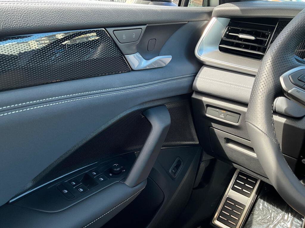 New 2026 Volkswagen Tiguan SE R-Line AWD/4WD image 23