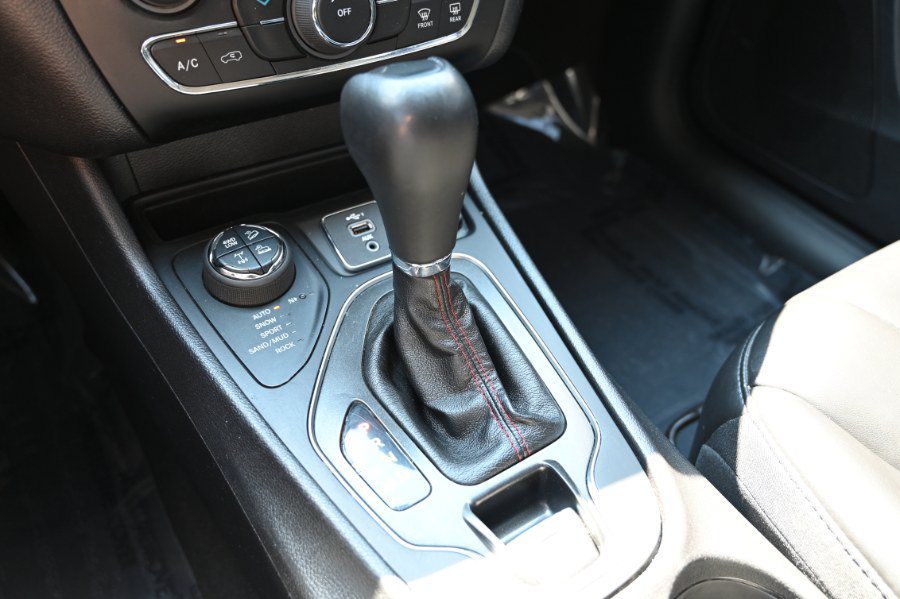 Used 2020 Jeep Cherokee Trailhawk AWD/4WD image 22