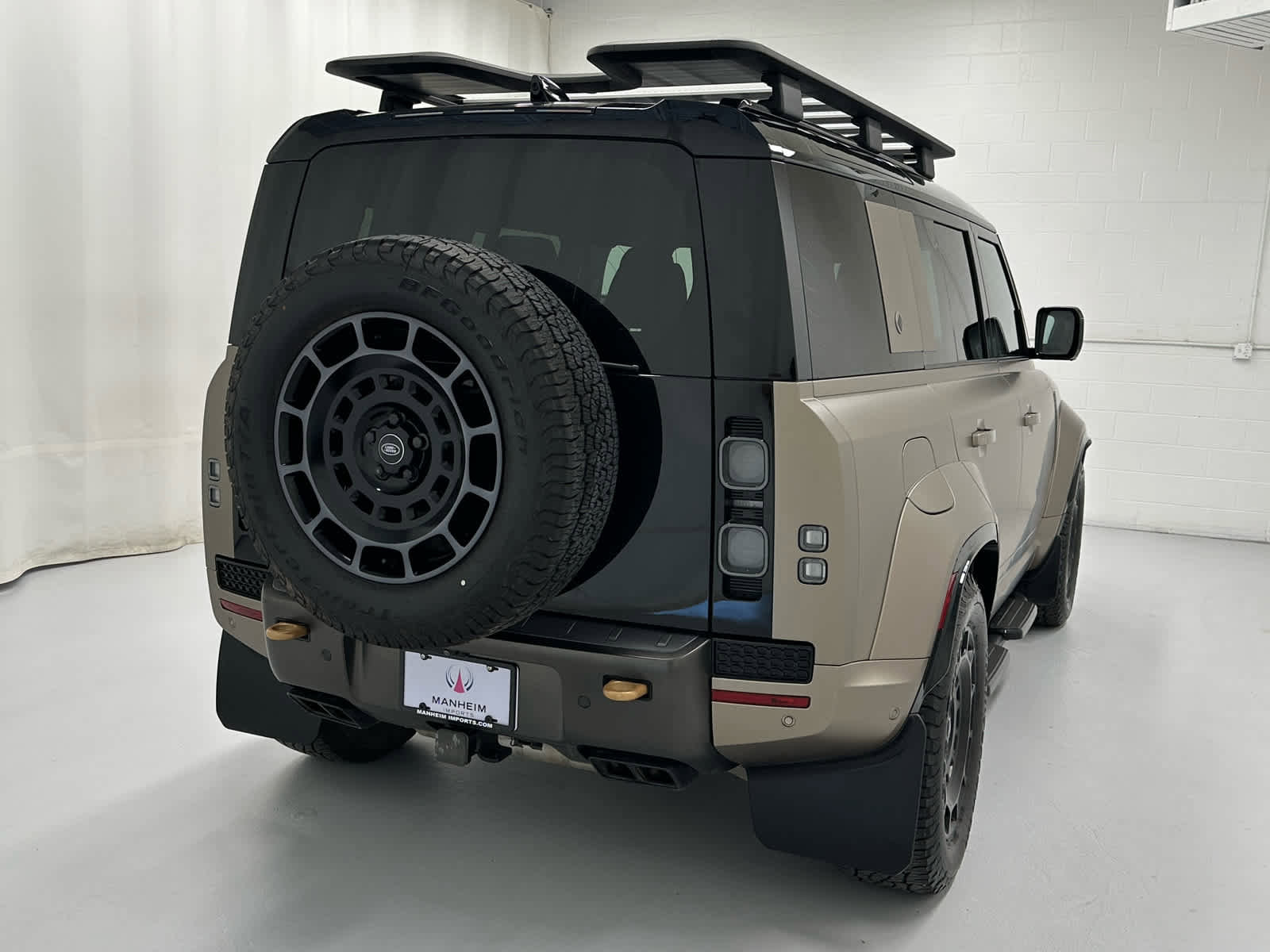 Used 2025 Land Rover Defender 110 AWD/4WD image 6