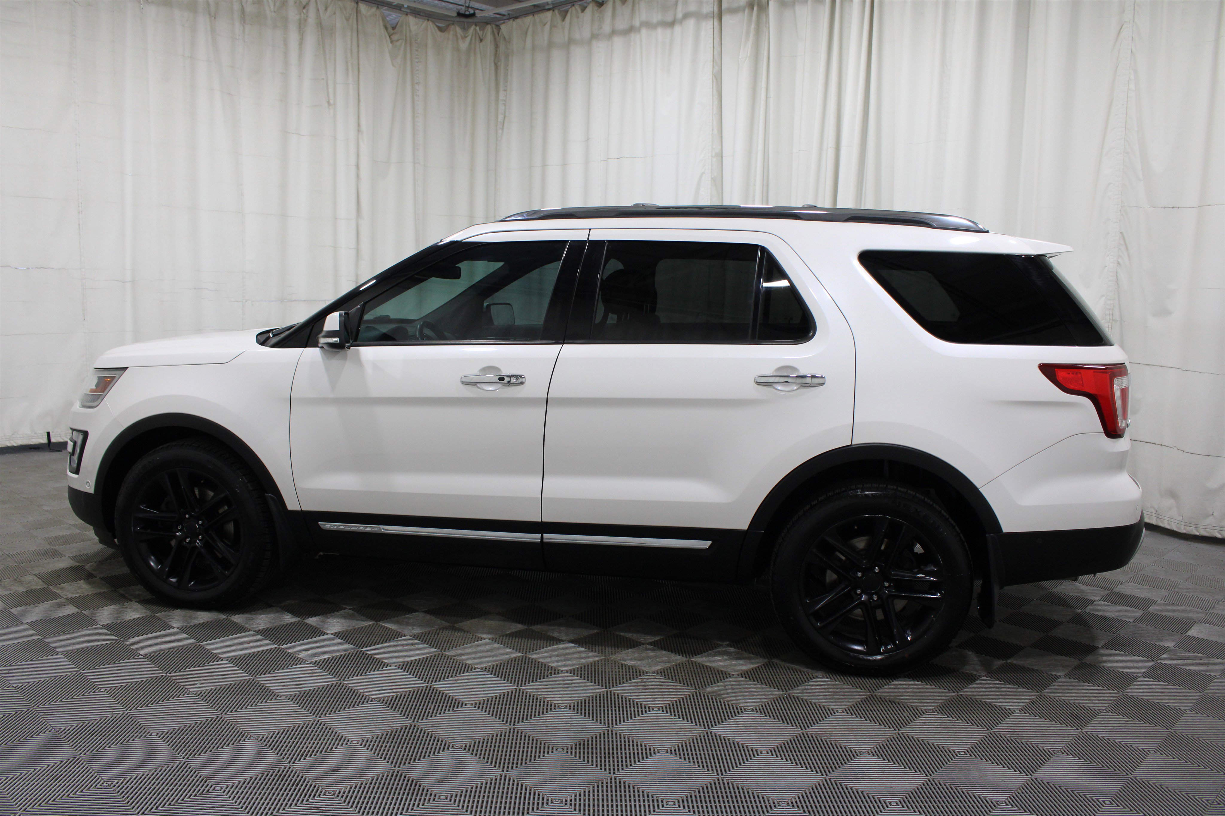 Used 2017 Ford Explorer Limited w/ Equipment Group 301A AWD/4WD image 34