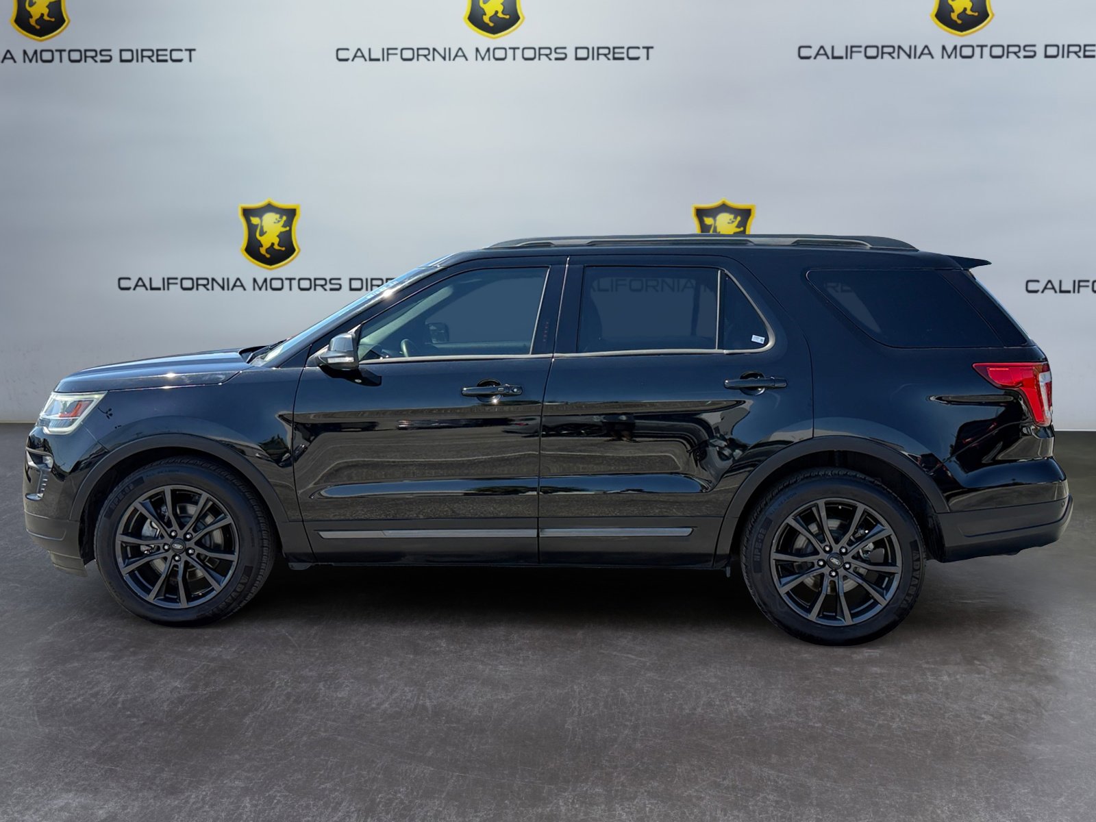 Used 2018 Ford Explorer XLT image 2