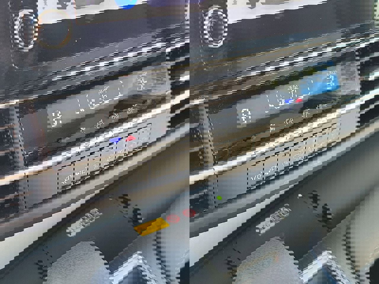 Used 2025 Toyota Sienna LE image 26