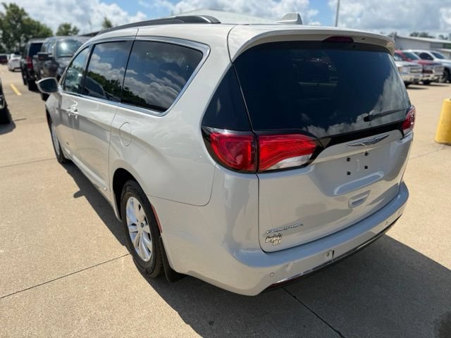 Used 2017 Chrysler Pacifica Touring-L FWD image 4