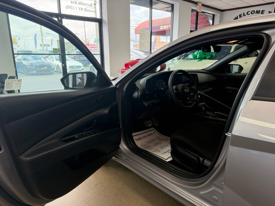Used 2025 Hyundai Elantra Sport FWD image 22