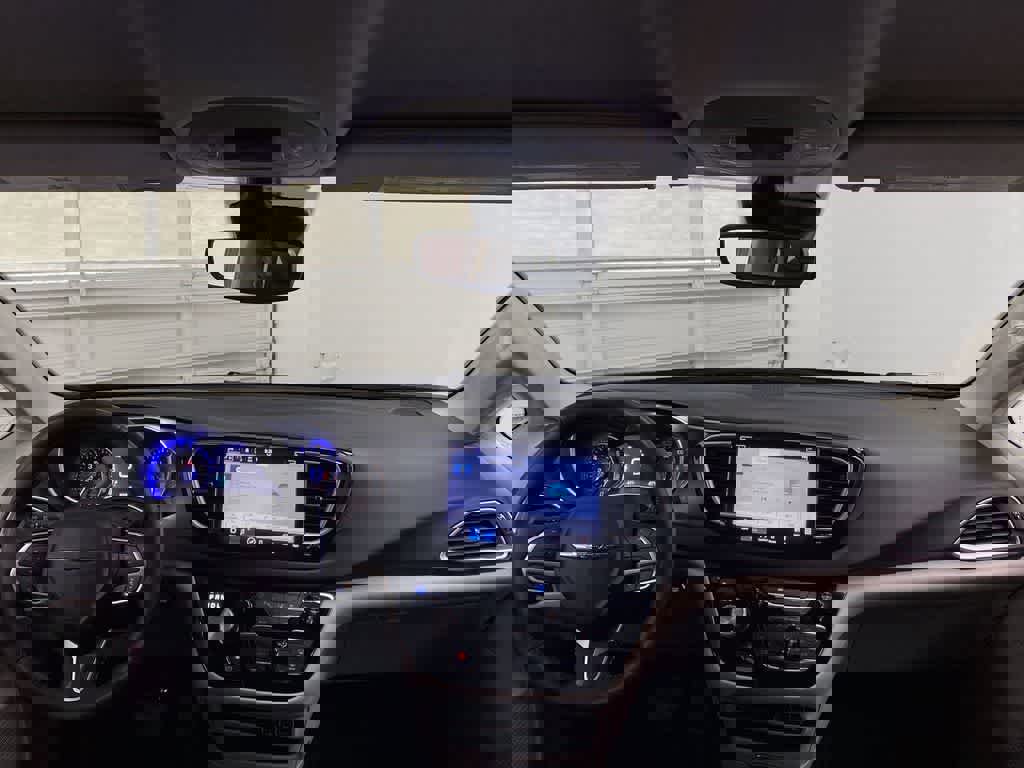 Used 2024 Chrysler Pacifica Touring-L image 12