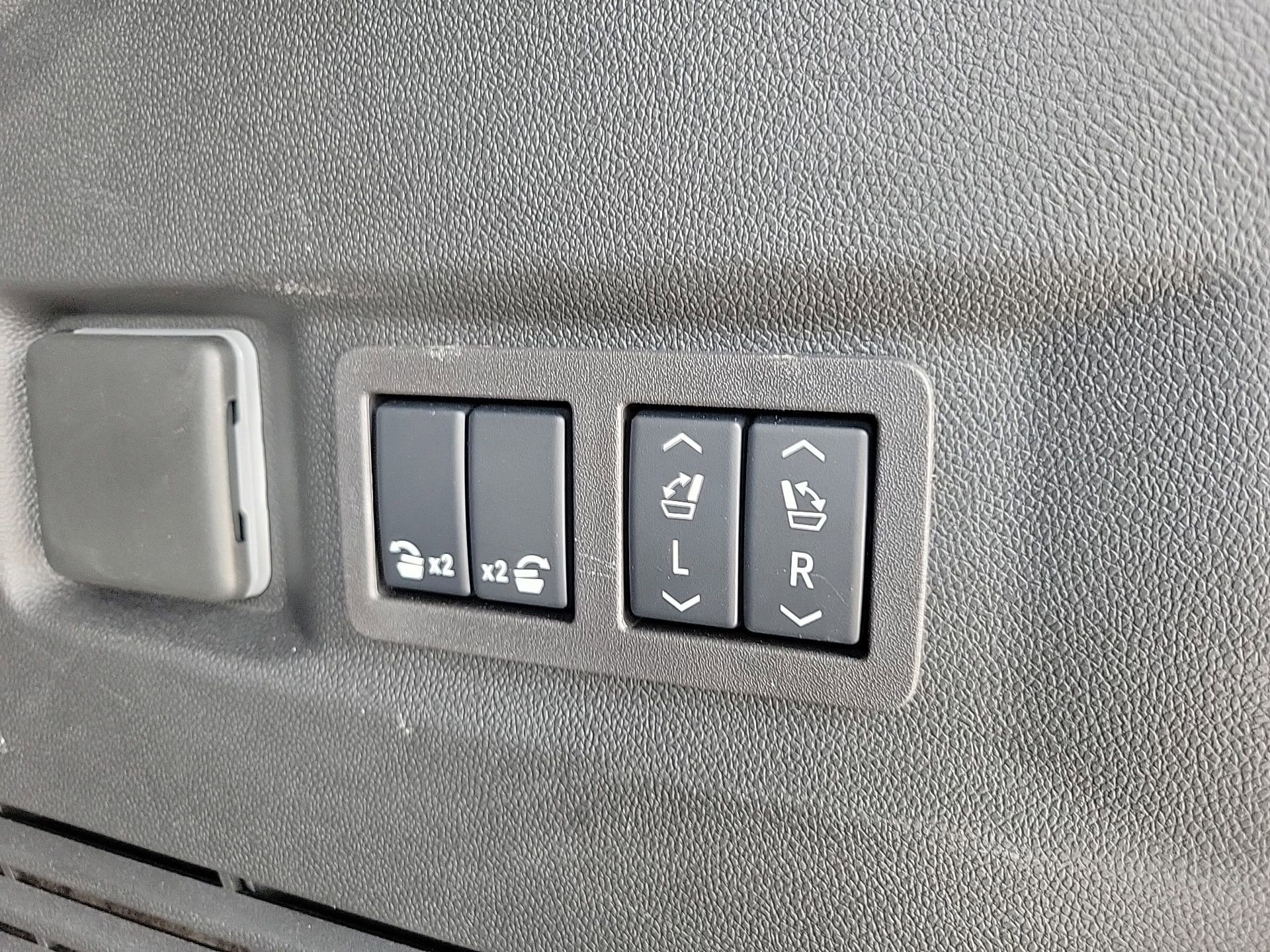 Used 2025 Chevrolet Tahoe High Country RWD image 15