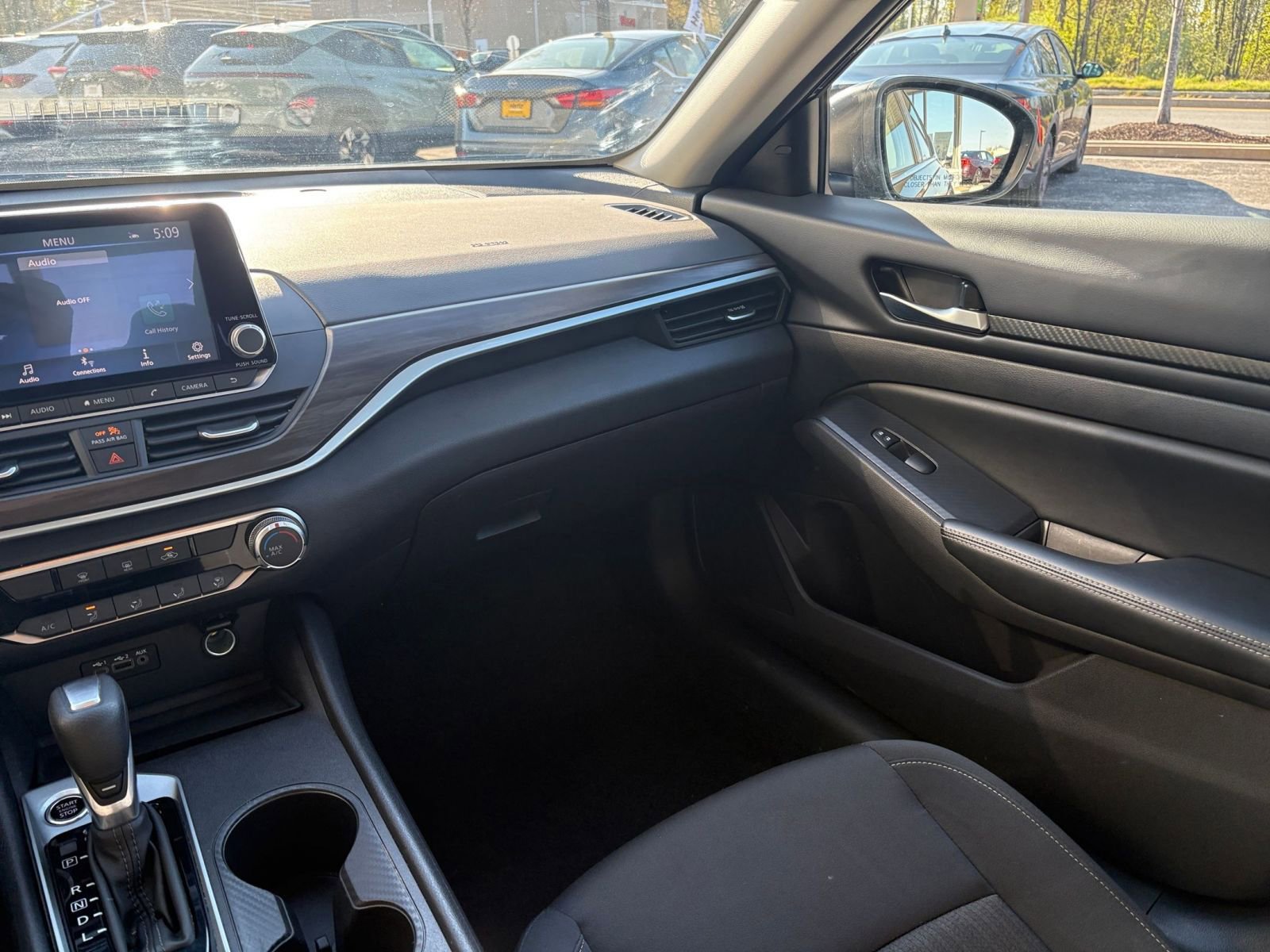 Used 2025 Nissan Altima 2.5 SV FWD image 35