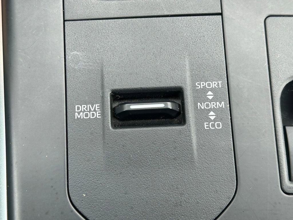 Used 2023 Toyota Highlander XLE image 25