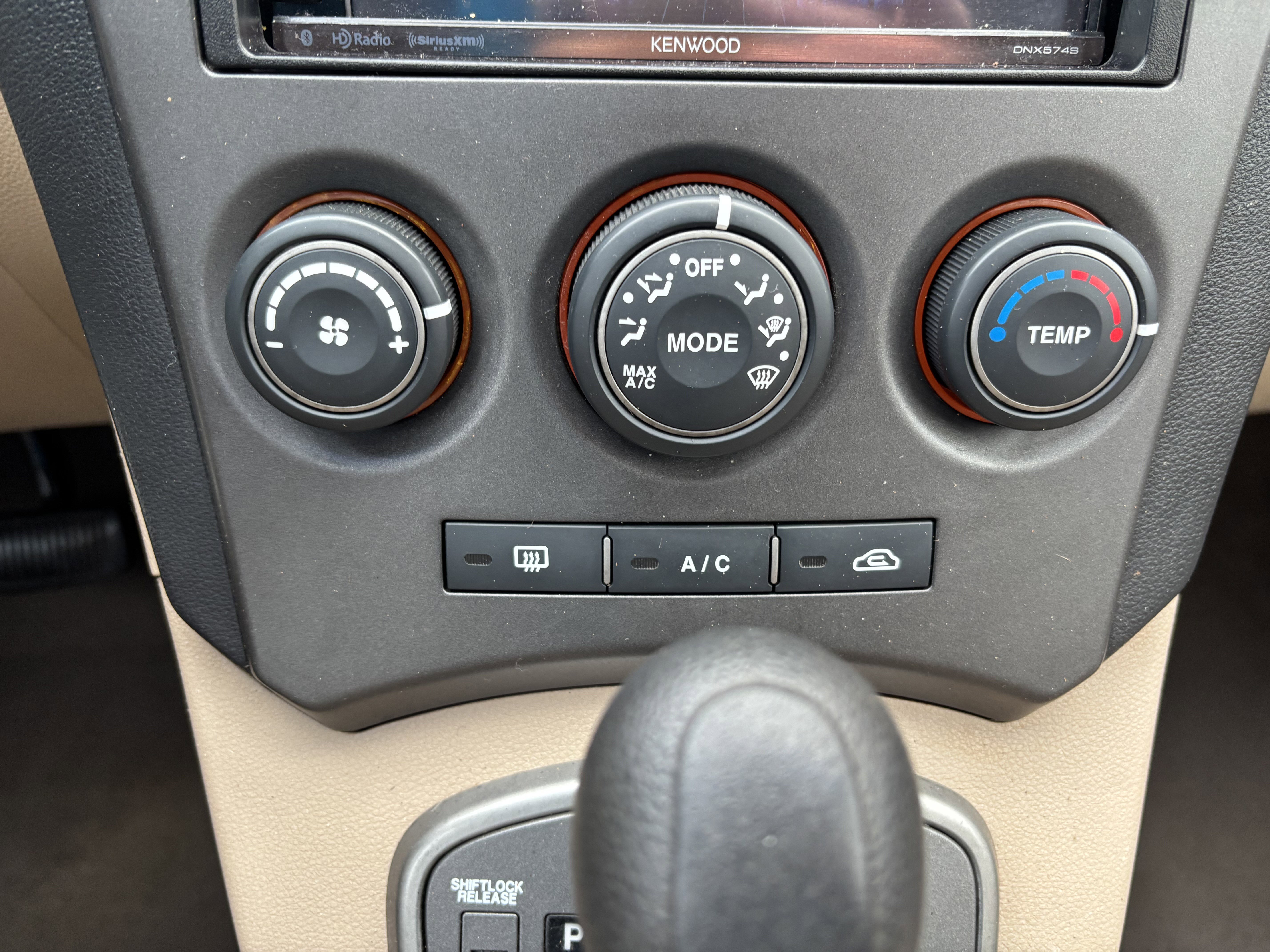 Used 2007 Kia Rondo LX w/ Convenience Pkg image 19