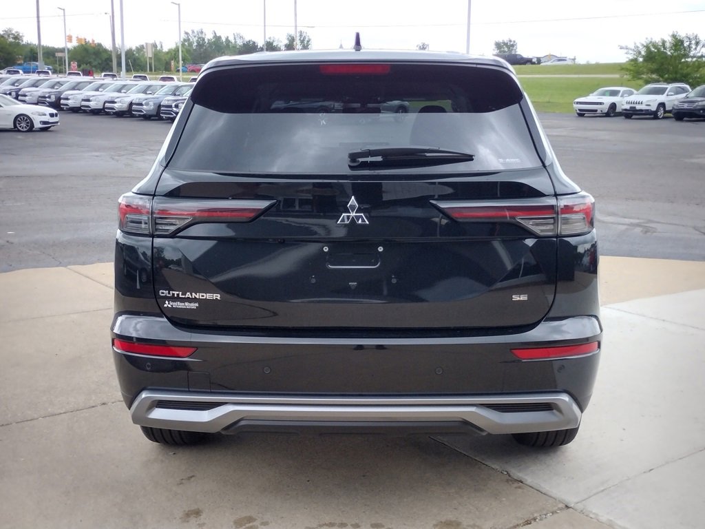 New 2025 Mitsubishi Outlander SE image 18