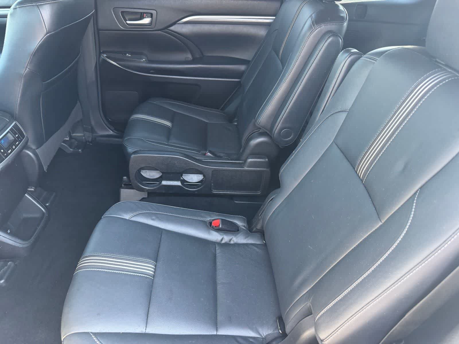 Used 2018 Toyota Highlander SE w/ Carpet Mat Package (TMS) AWD/4WD image 12