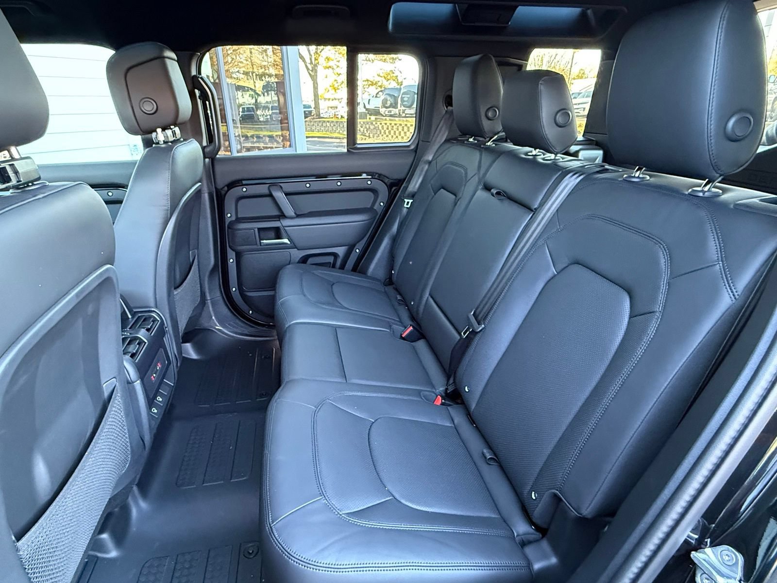New 2025 Land Rover Defender 110 X-Dynamic SE AWD/4WD image 16