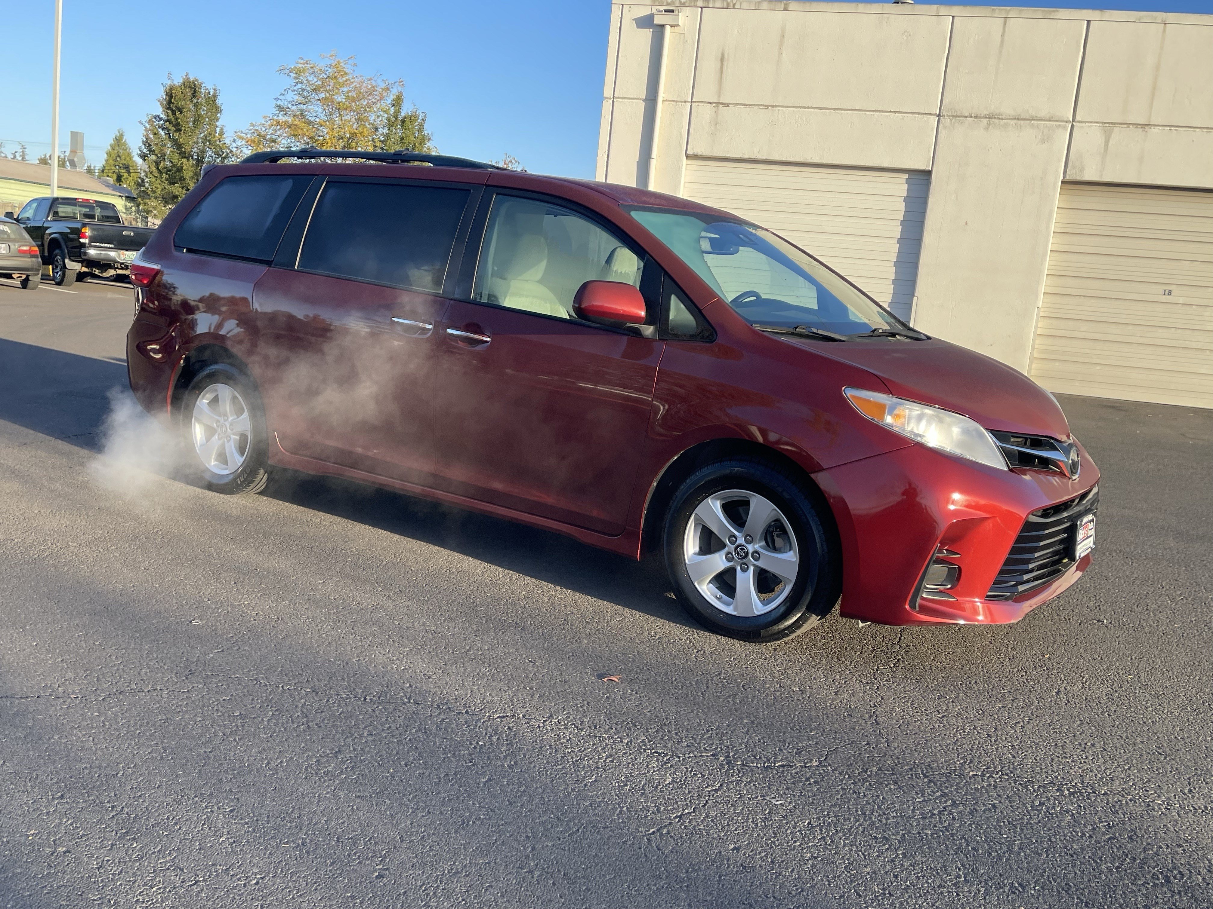 Used 2020 Toyota Sienna LE w/ LE Preferred Package FWD image 6