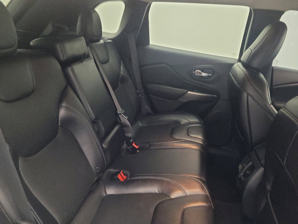 Used 2019 Jeep Cherokee Latitude Plus w/ Cold Weather Group AWD/4WD image 19