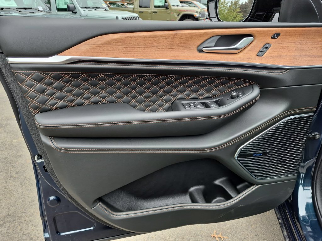 New 2027 Jeep Grand Cherokee Summit AWD/4WD image 11