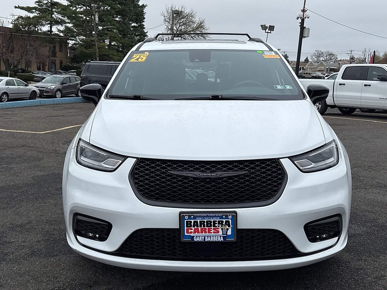 Used 2025 Chrysler Pacifica Limited FWD image 2